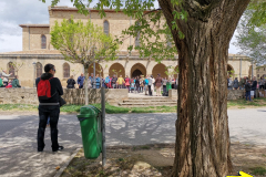 25.04.2019 13:40:47 vor der Kirche die Weinausgabe